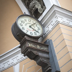 Санкт-Петербург часы около Эрмитажа